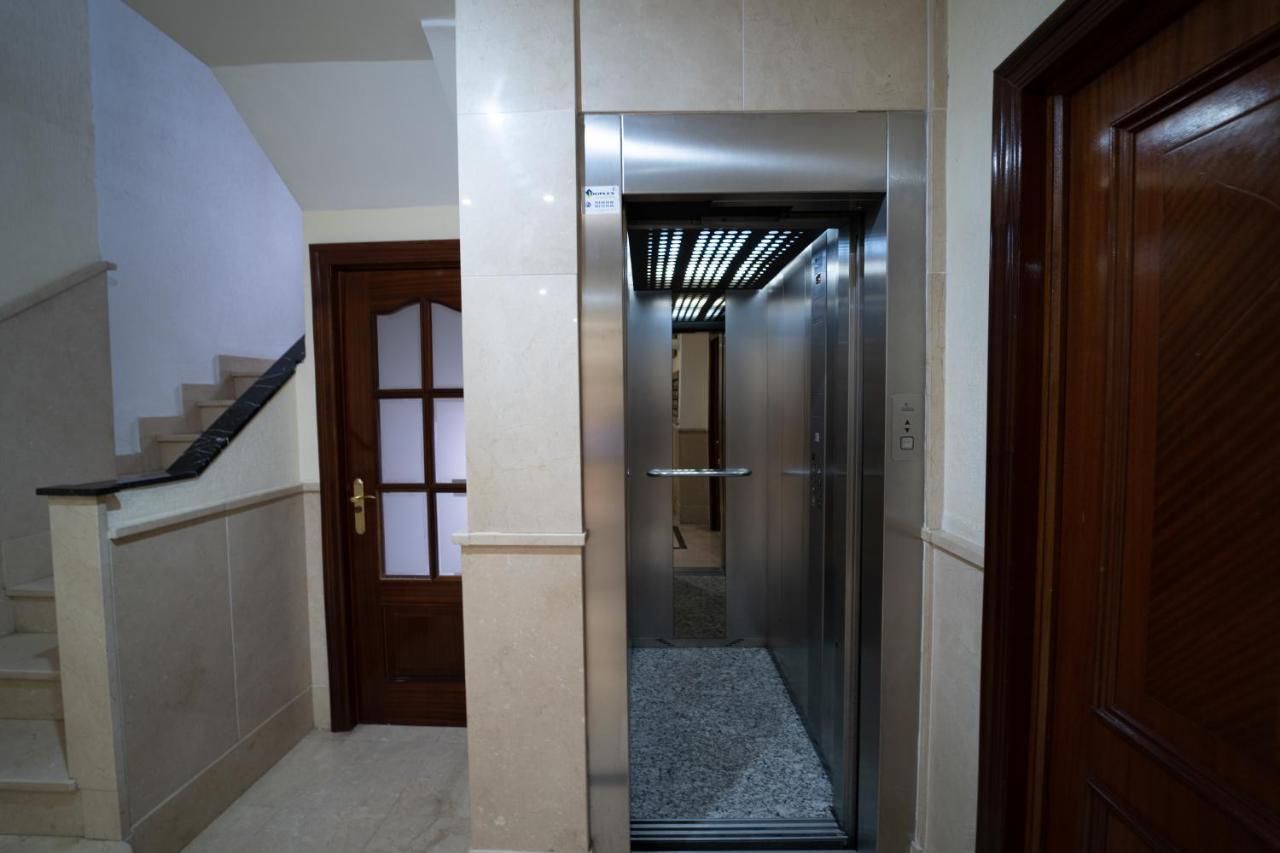 Larra Nervion Subway Tranvia Apartment Seville Exterior photo